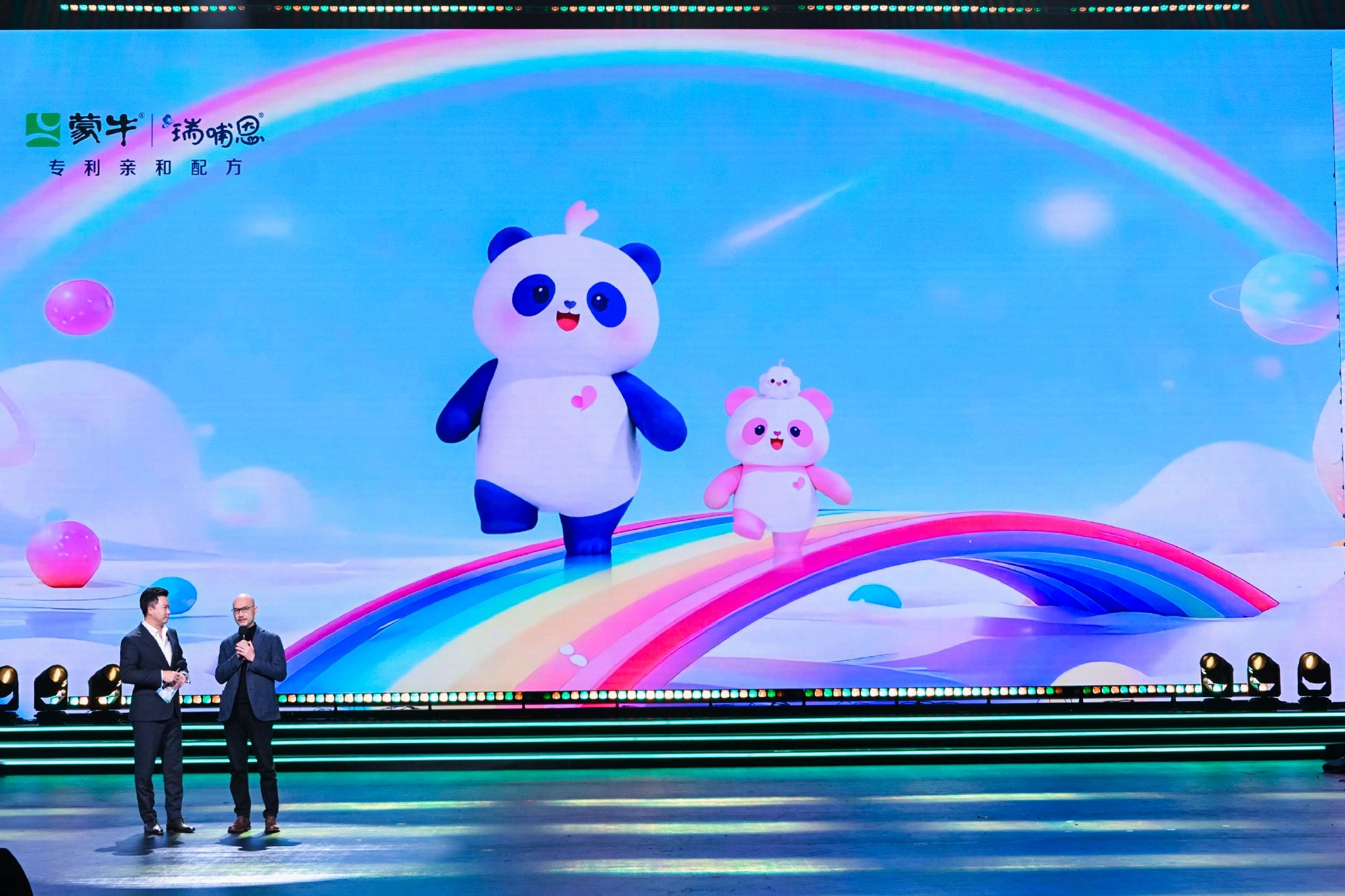 图为瑞哺恩IP“瑞瑞”“恩恩”与设计师刘平云