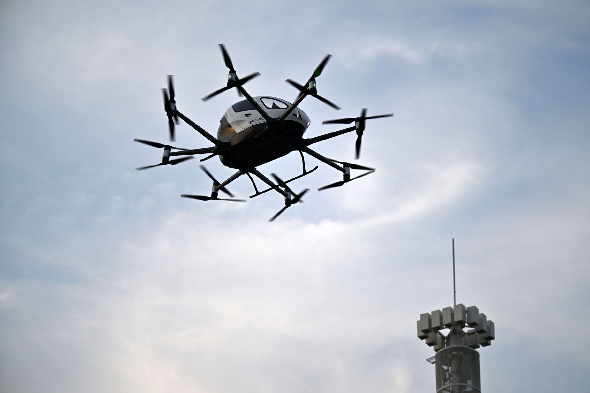 图为低空飞行器在国家会展中心（天津）进行飞行表演。新华社记者　李然　摄