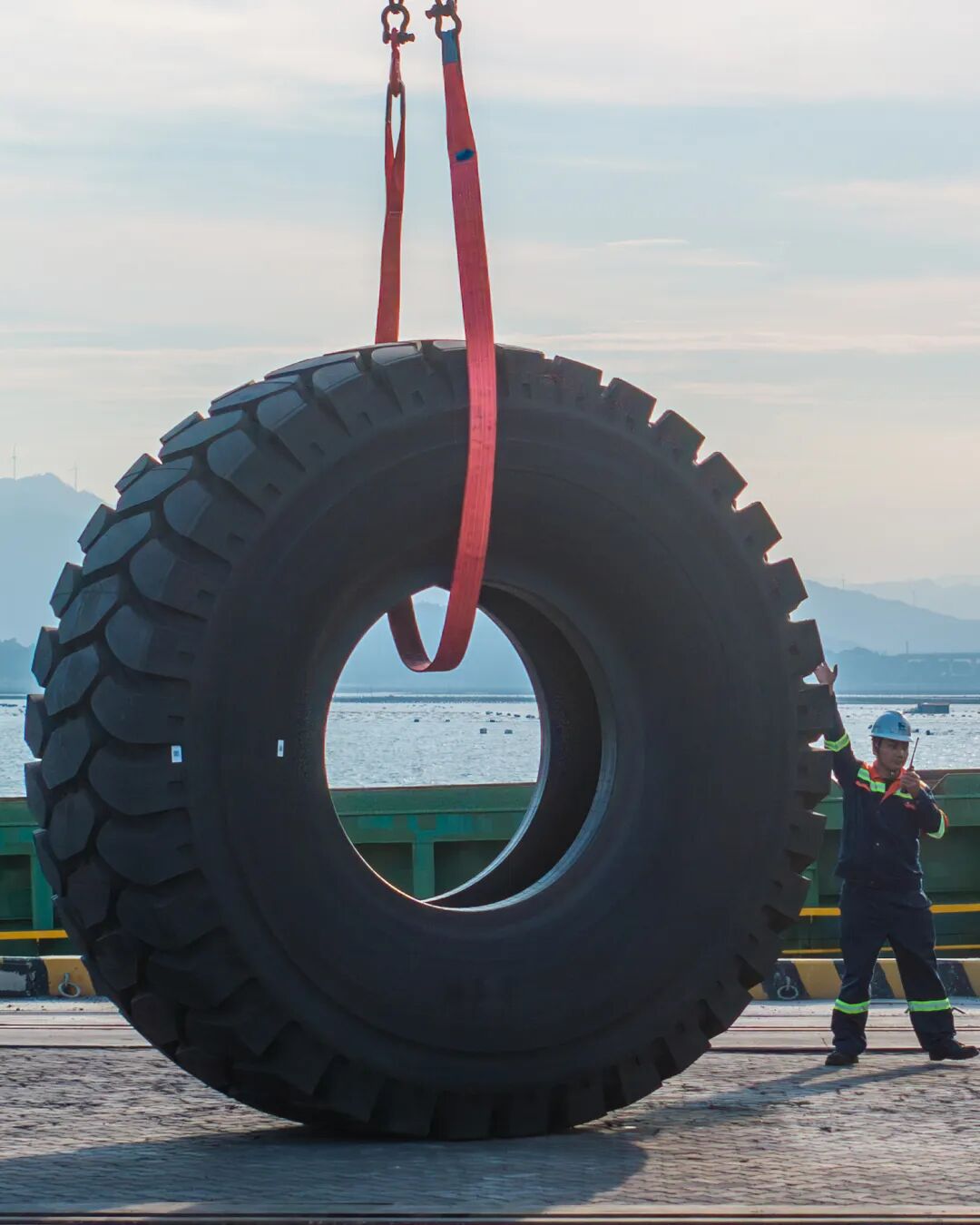 ▲单条全钢巨胎重达2吨至4吨，相当于两辆小汽车