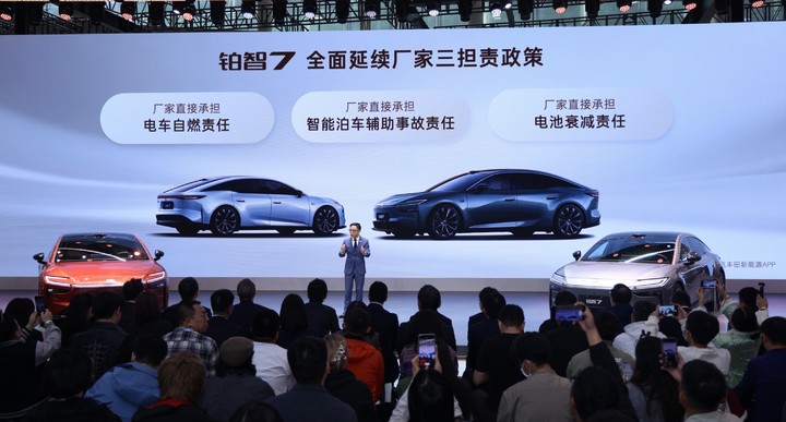 ▲ 广汽丰田在车展上推出了「厂家三担责政策」