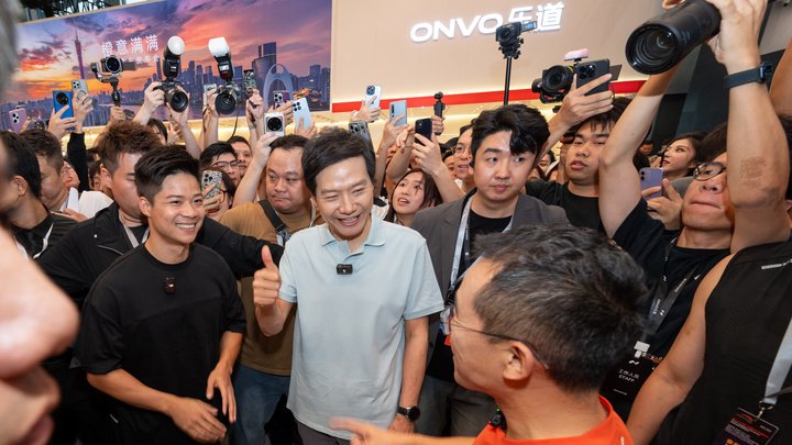 ▲ 24 年广州车展，雷军和苏炳添在乐道展台