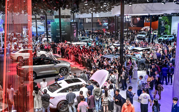 ▲ 观众们在等待比亚迪发布会开始