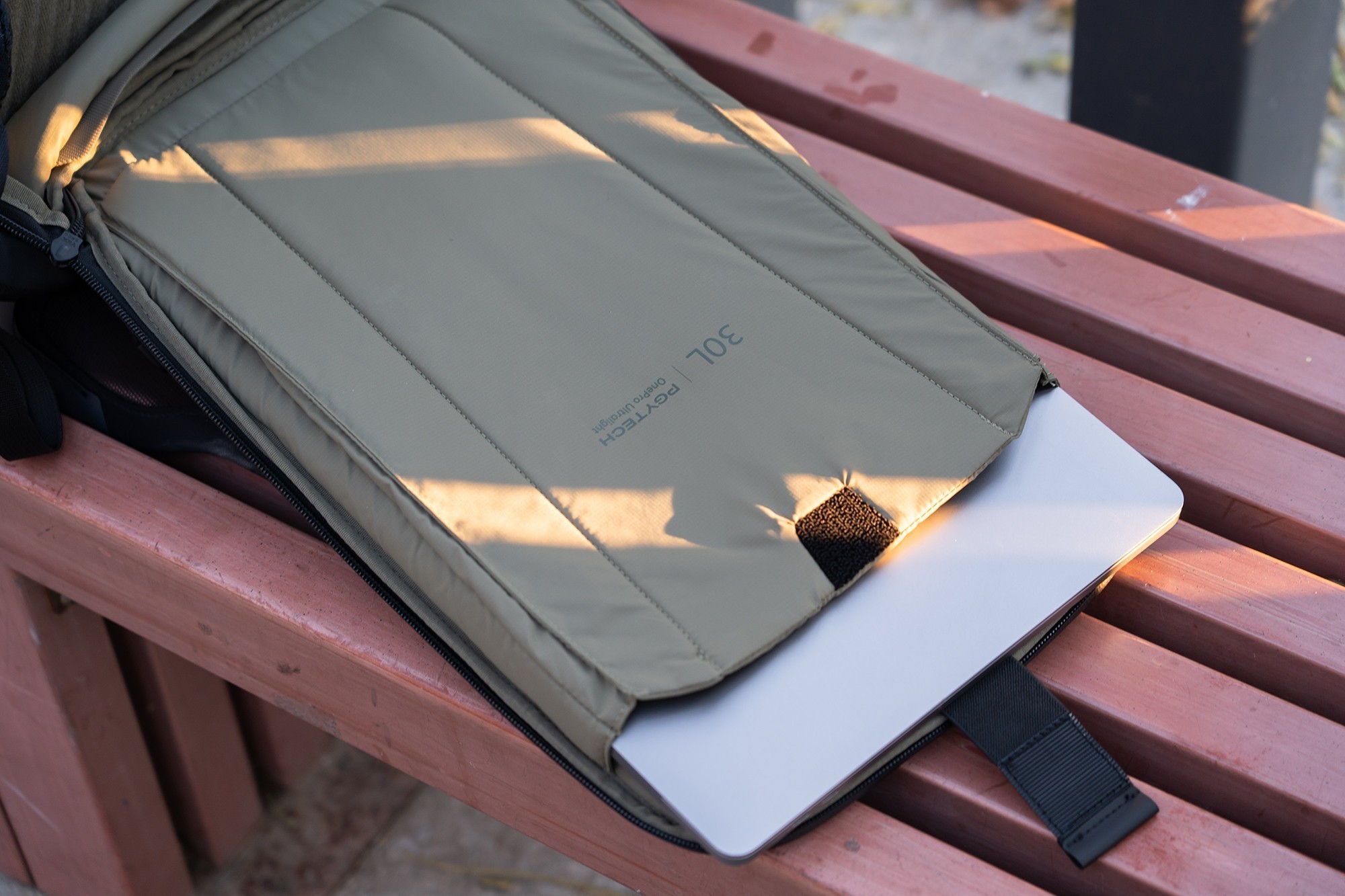 电脑仓可收纳16英寸笔记本电脑