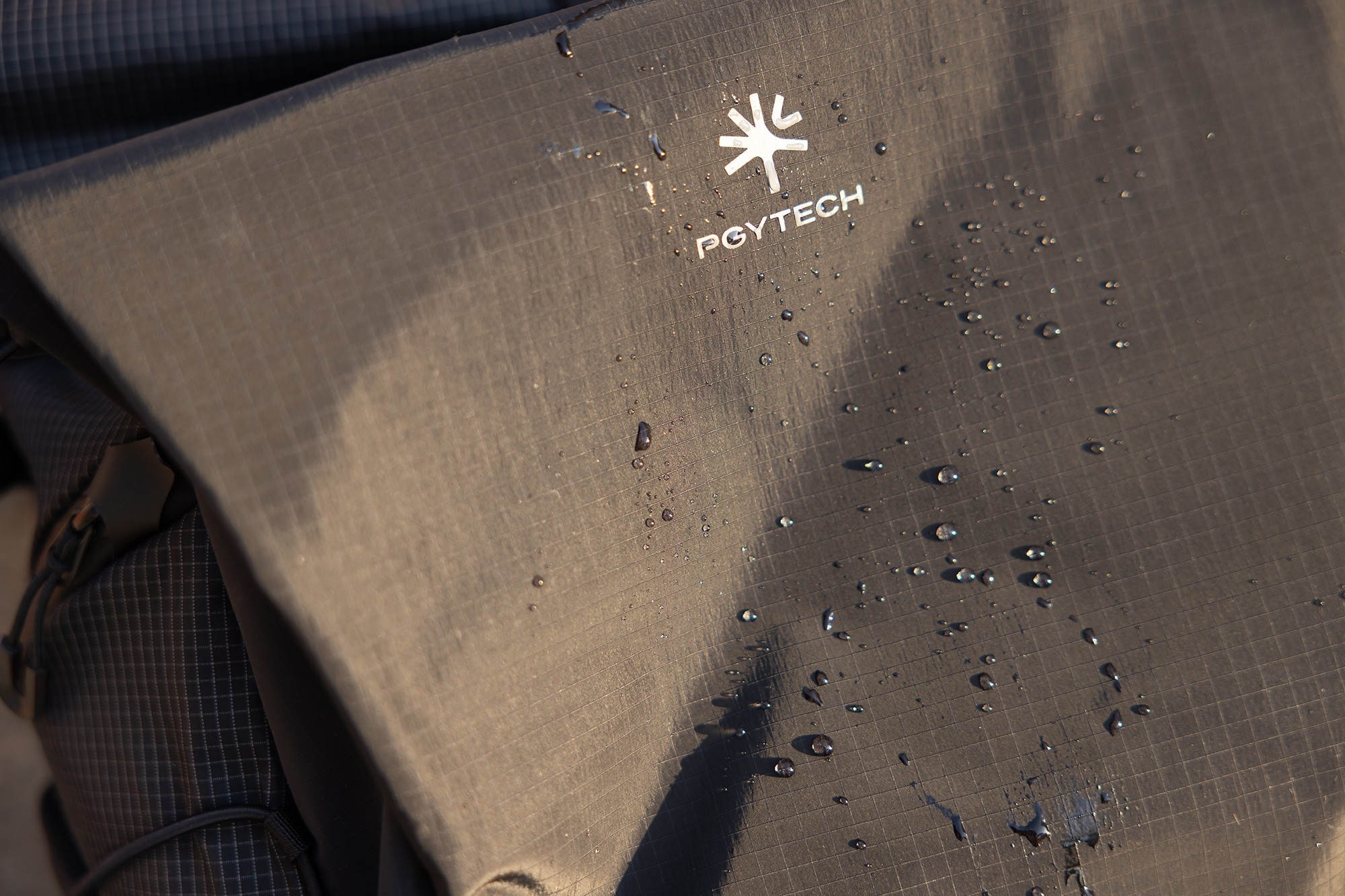 PGYTECH OnePro Ultralight摄影包采用防水防泼溅材质