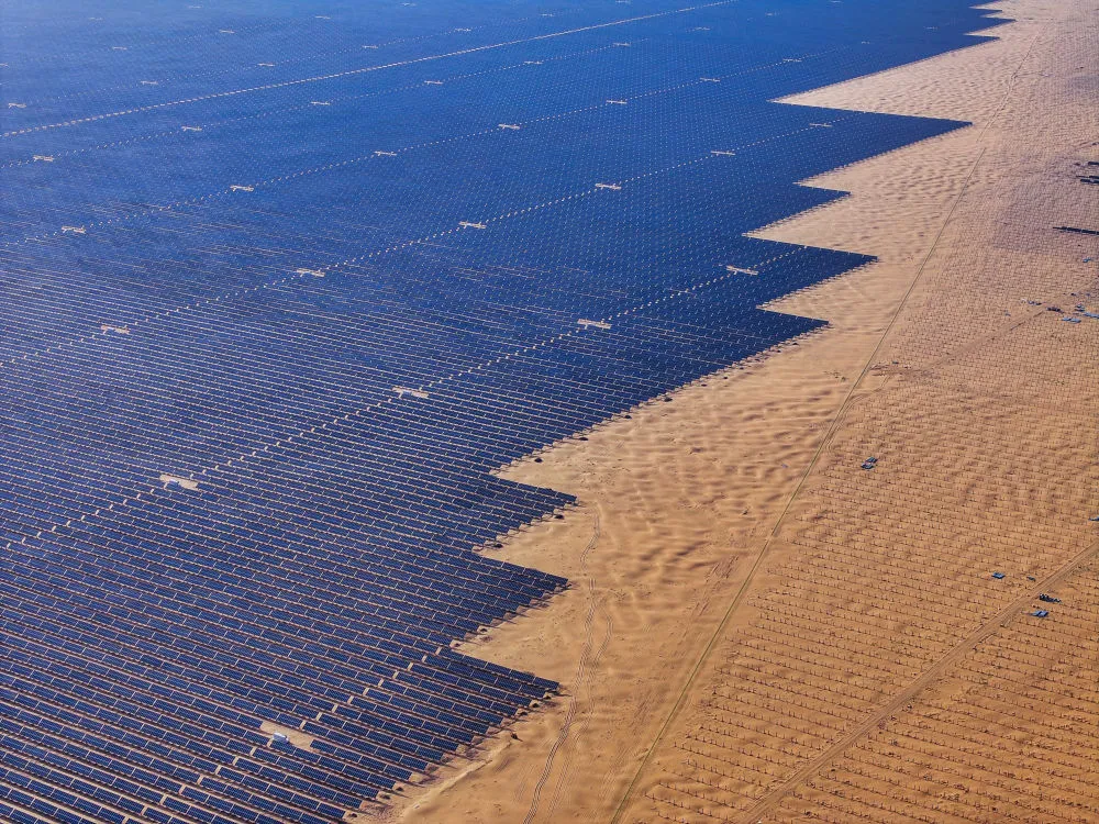 2025年6月6日，内蒙古鄂尔多斯市杭锦旗朔方新能源大基地（无人机照片）。新华社记者 连振 摄​