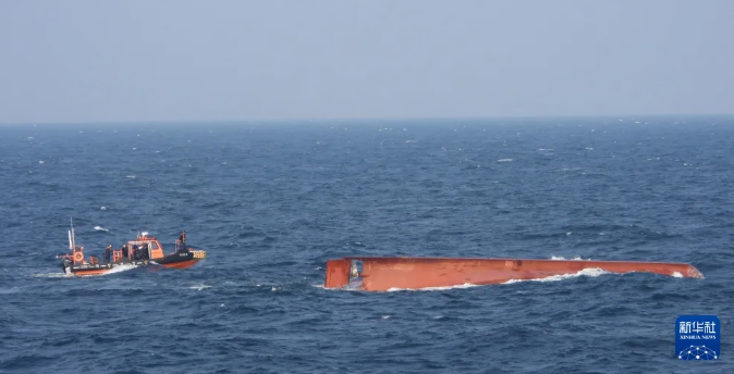 ▲这是11月9日在韩国全罗南道可居岛附近海域拍摄的中国渔船倾覆现场。图/新华社