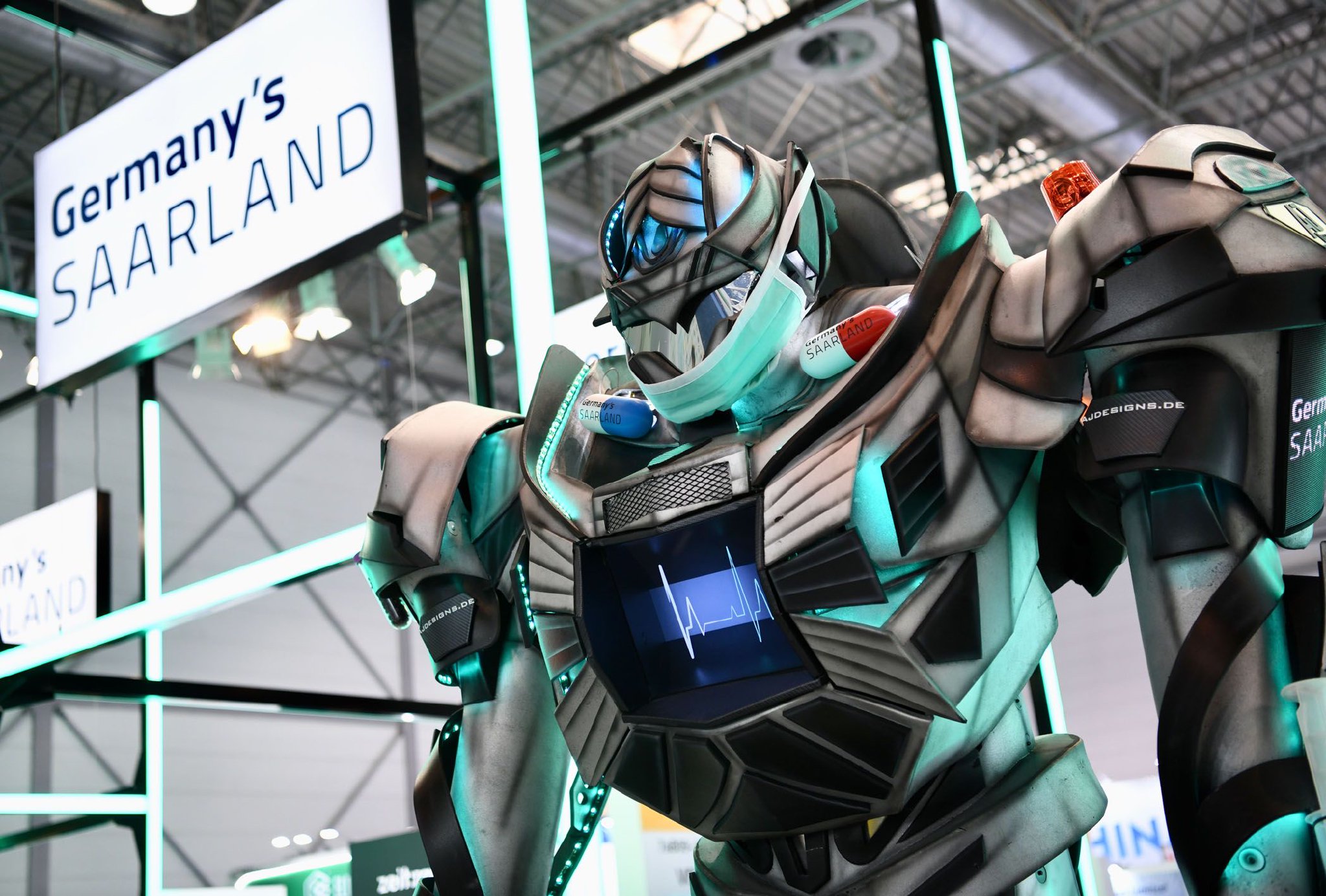 这是近日在德国杜塞尔多夫国际医疗器械设备展上拍摄的装饰机器人。新华社记者　张豪夫　摄