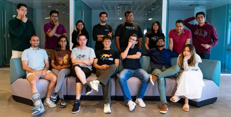 后排居中两位男性为Skild AI