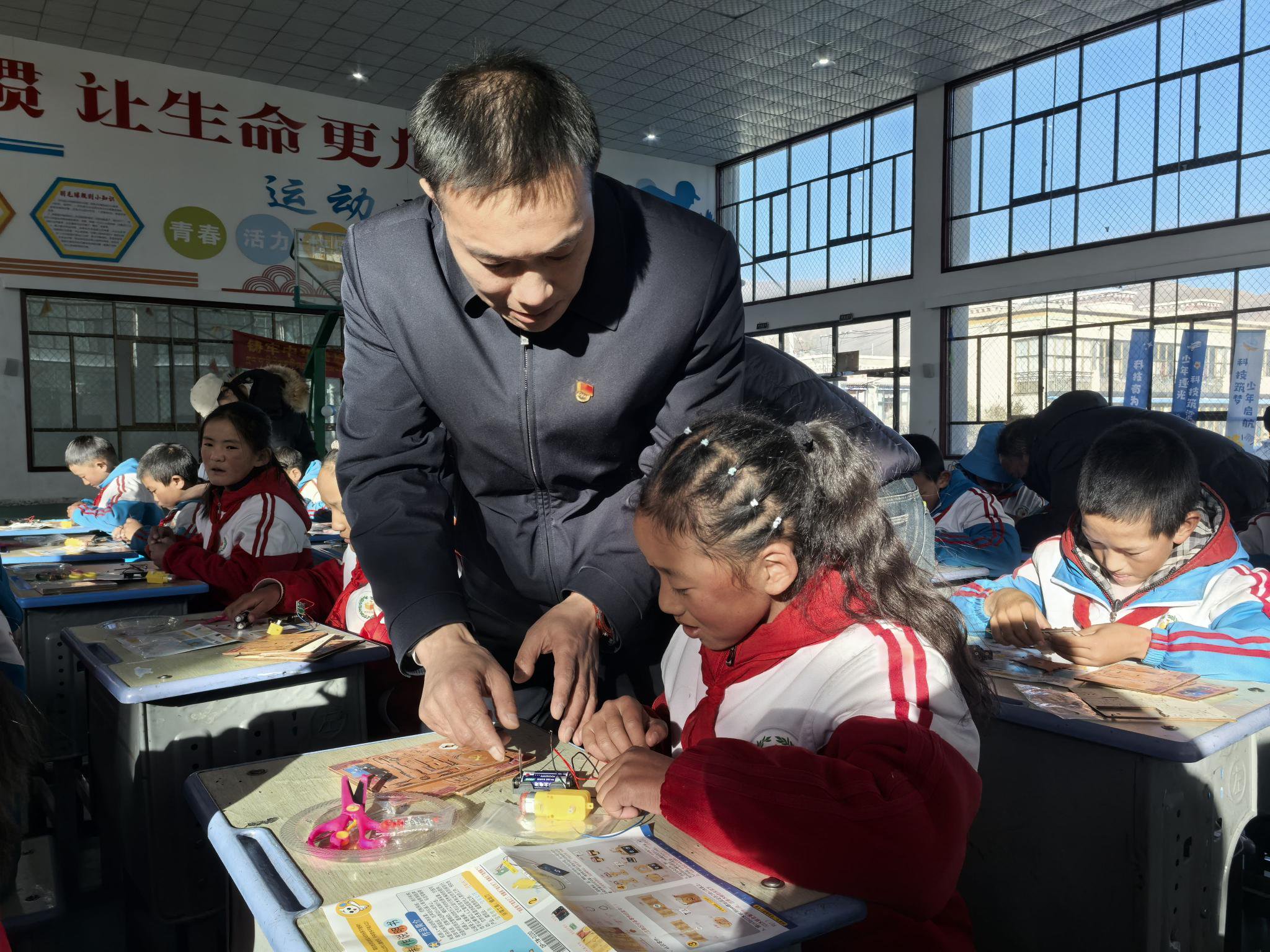 南木林县热当乡开展青少年科技活动日,无人机,vr技术引学生热情参与