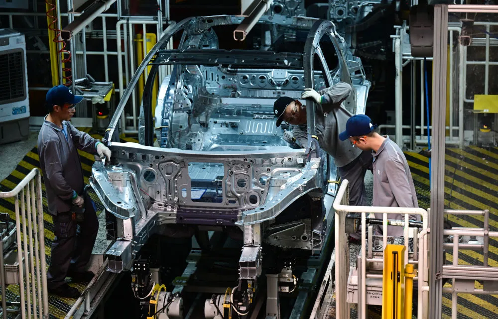 2025年7月1日，合肥市新桥智能电动汽车产业园某工厂新能源汽车生产线。新华社记者 周牧 摄​