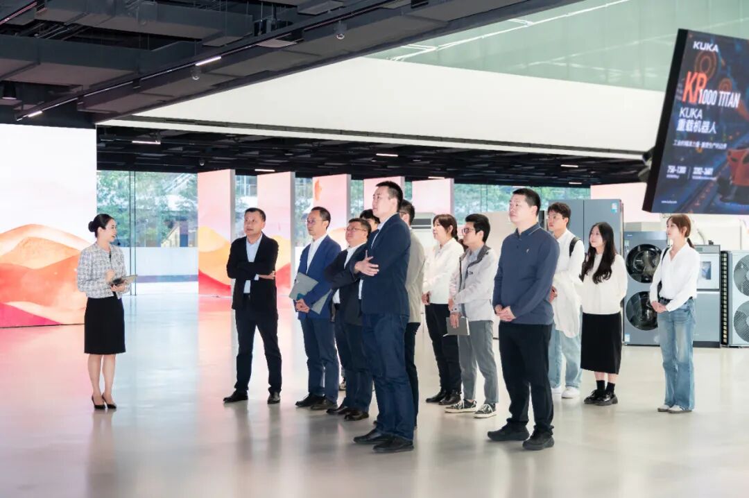 ▲参观总部展厅