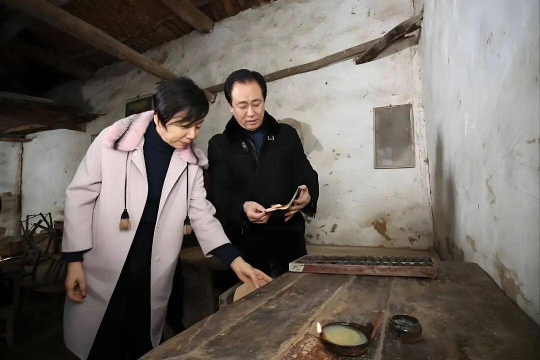 许家印和丁玉梅返乡