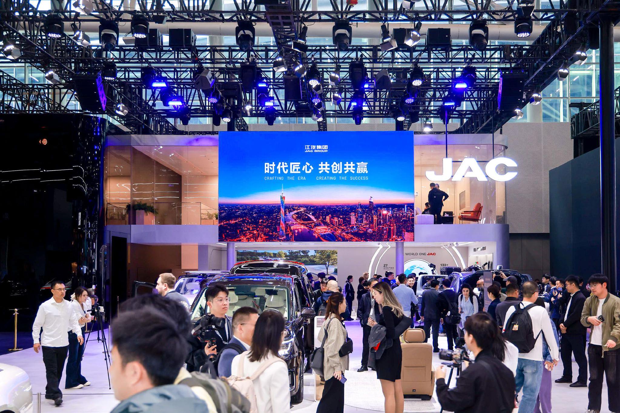 图为第二十三届广州国际车展期间人头攒动的江淮汽车展台。