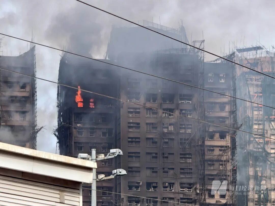 现场救援仍在继续 图片来源：每经记者 赵景致 摄