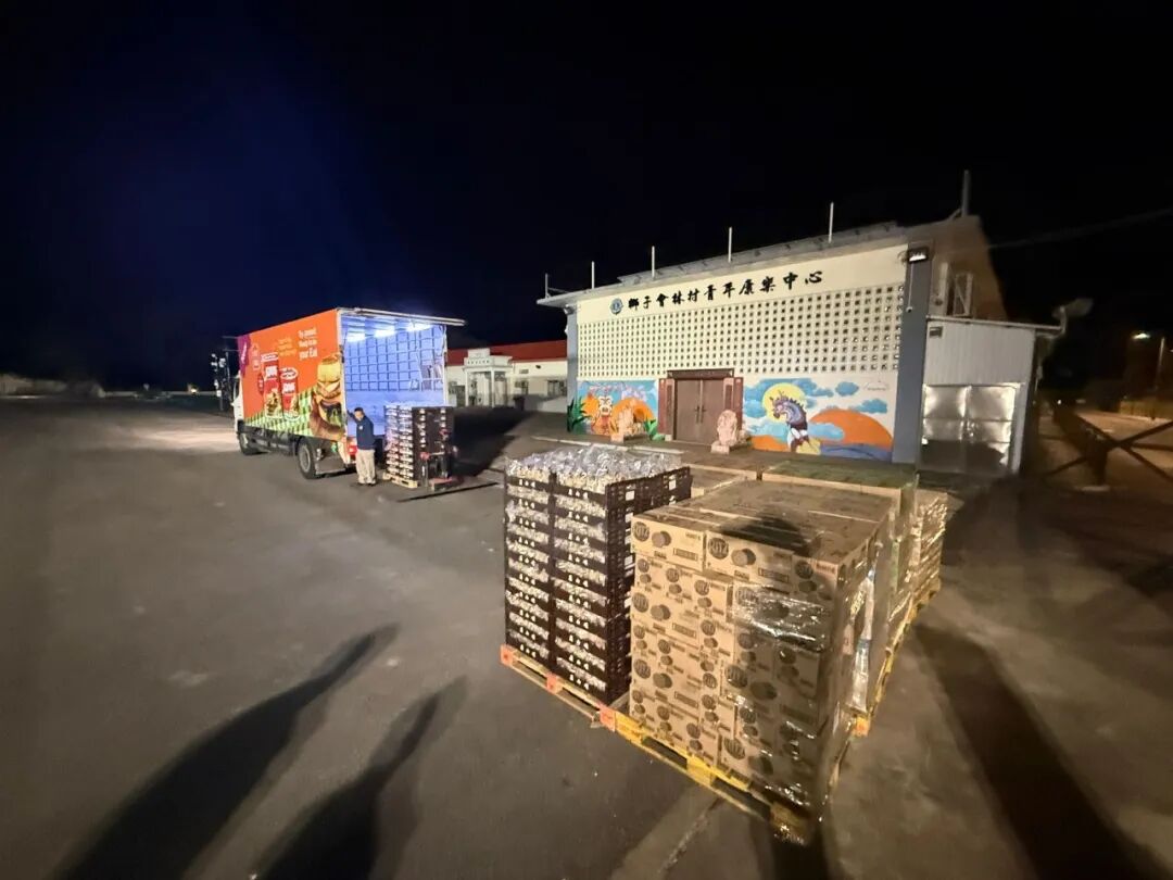 ▲ 京东佳宝工作人员连夜将物资送达指定地点