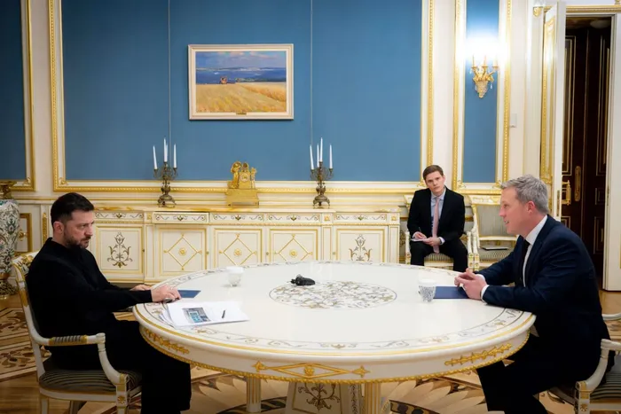 当地时间11月20日，乌克兰总统泽连斯基会见美国陆军部长德里斯科尔。图源：路透社