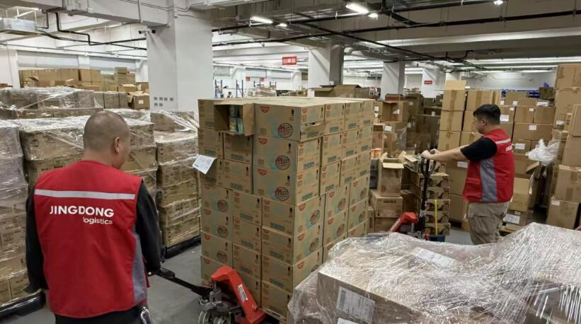 △京东物流香港1号仓的援助物资正在出库