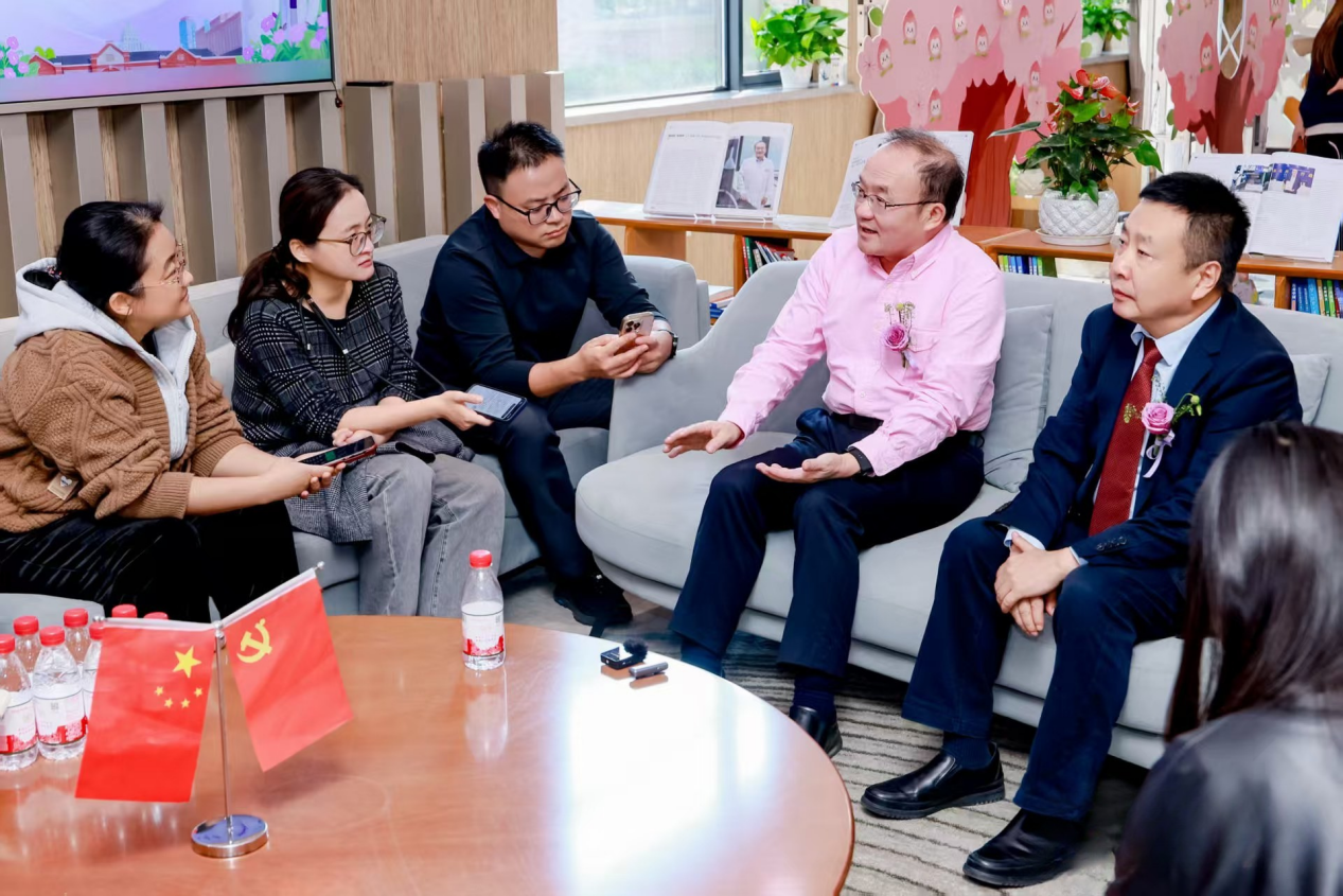 　　▲张建中教授（右一）与泽德曼医药董事长陈庚辉博士（右二）接受媒体采访