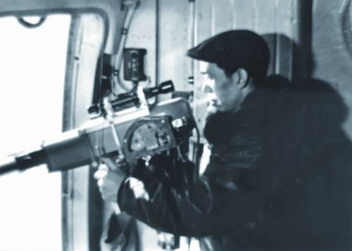 1978年12月，童庆禧在直升机上打开机舱门测量地物波谱。