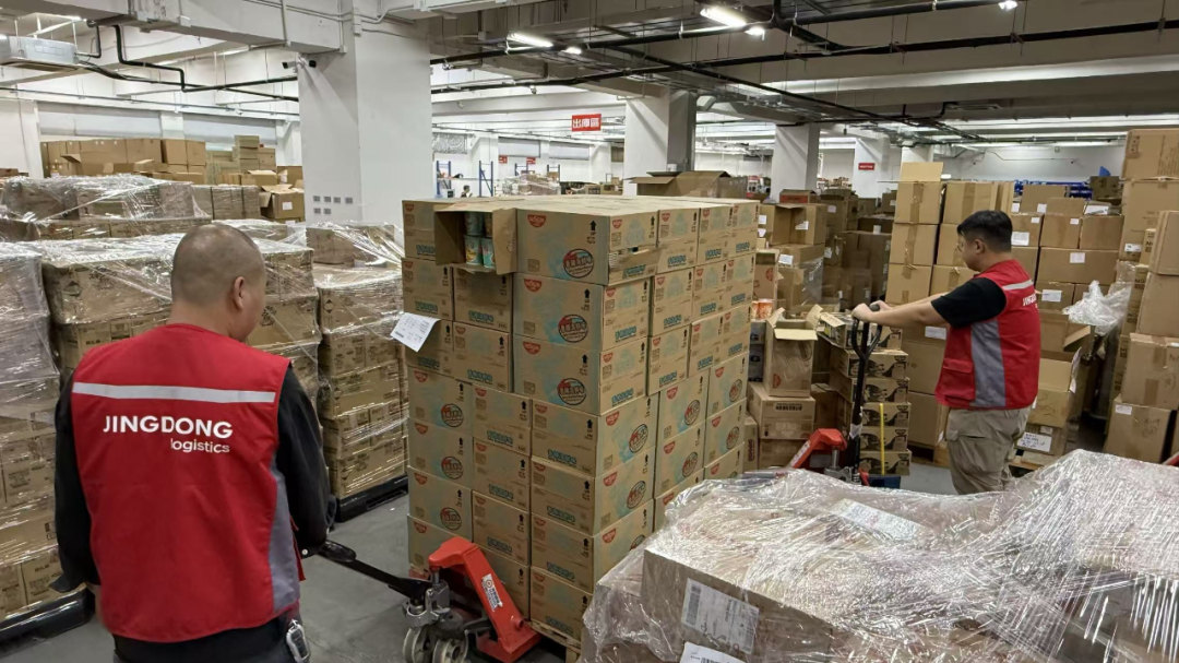 ▲ 京东物流香港 1 号仓的援助物资正在出库