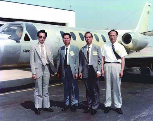 童庆禧（右二）、薛永祺（右一）等赴美讨论遥感飞机适用性改装方案。