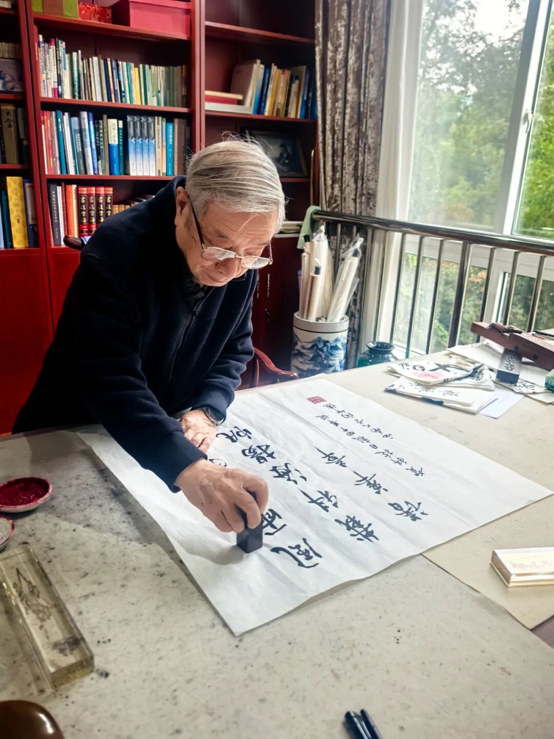 ​向仲怀院士为科技日报四十华诞题词。科技日报记者 雍黎 摄