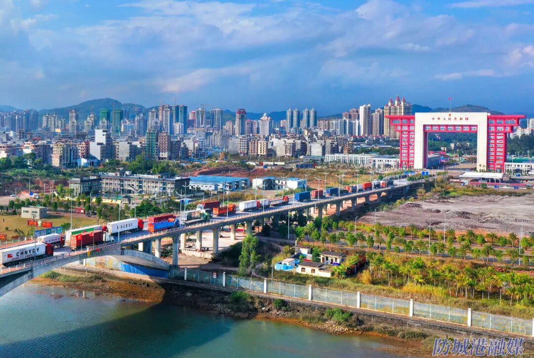 货车正有序通过东兴口岸北仑河二桥。（资料图）