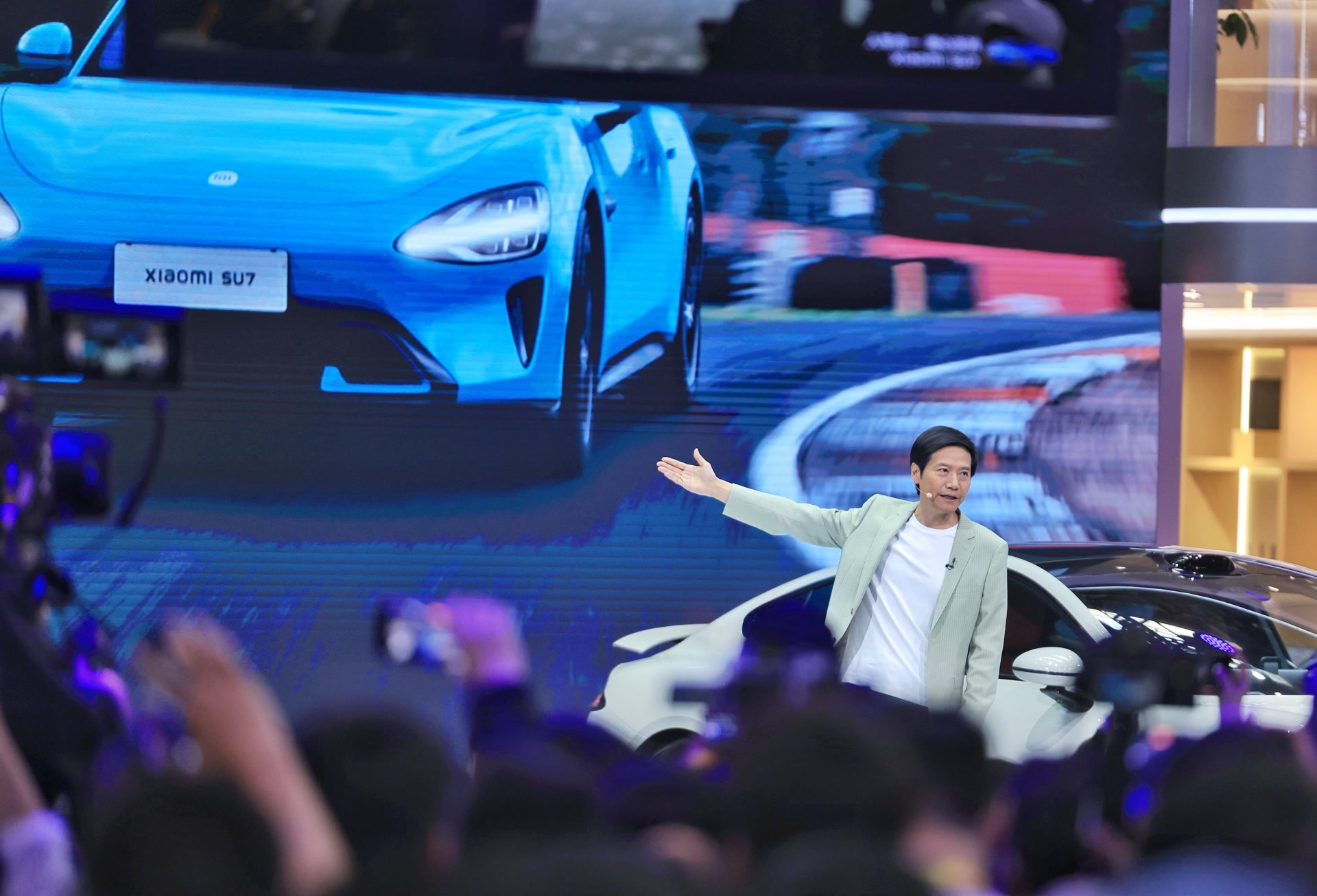 2024北京车展开幕，北京小米汽车展台人气爆棚，小米集团董事长雷军发表演讲。北京日报记者潘之望摄