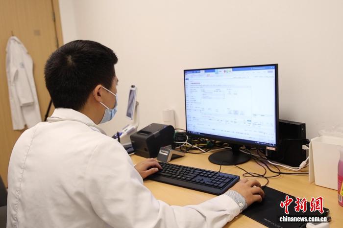 　　图为医生使用大模型参与病历书写。宁大一院供图
