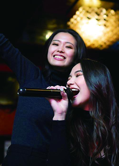 年轻人在KTV唱歌