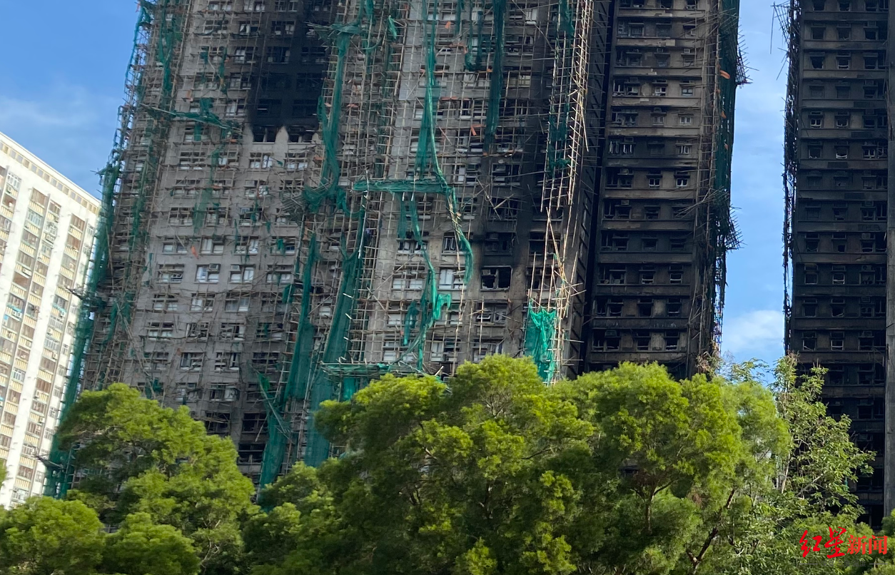 ▲据了解，玻璃上白色物体即此前粘贴的发泡胶板