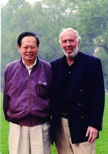 杨振宁（左）与西蒙斯。石溪大学供图