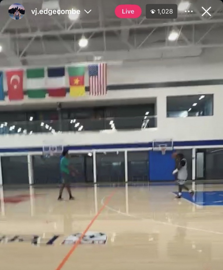 感恩节也没闲着！埃奇库姆社媒直播在球馆训练