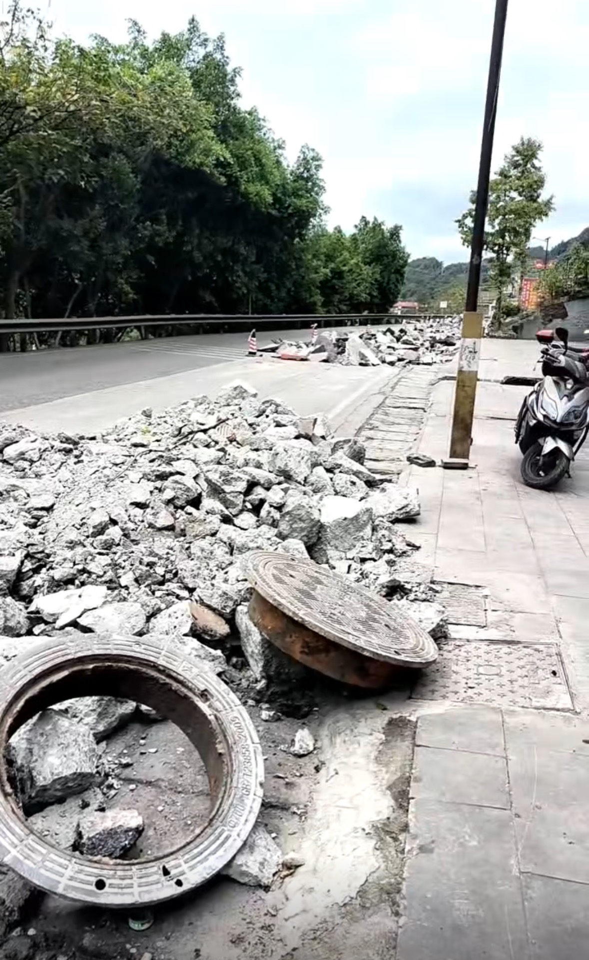 通往潭酒的古習(xí)路正在施工 時代周報記者攝