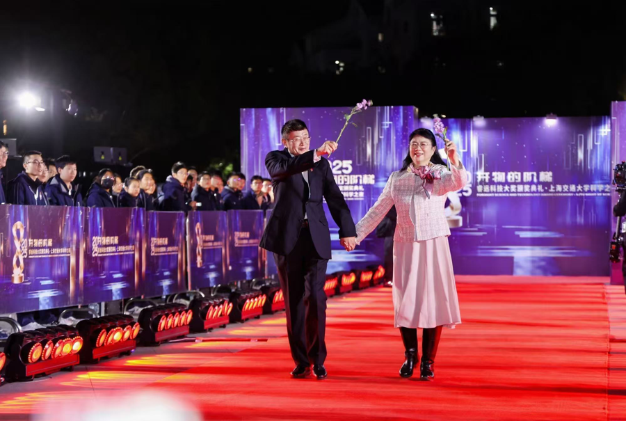 拿大奖、走红毯、秀恩爱,院士和妻子高中时恋爱,至今打完电话都说“我爱你”|院士_新浪财经_新浪网