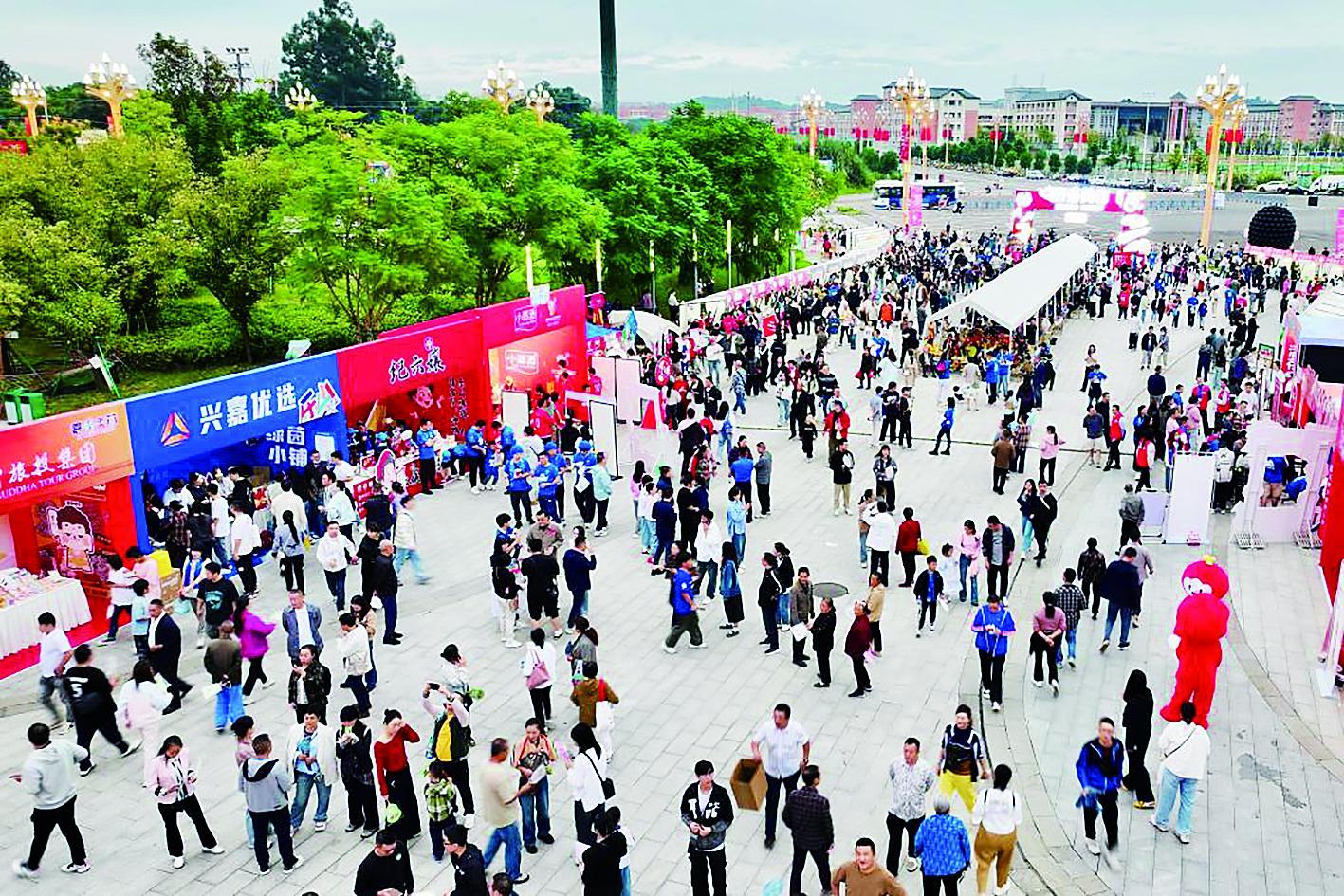 “川超”乐山“味道非常队”主场馆外，“嘉州美市”人头攒动。（受访者供图）