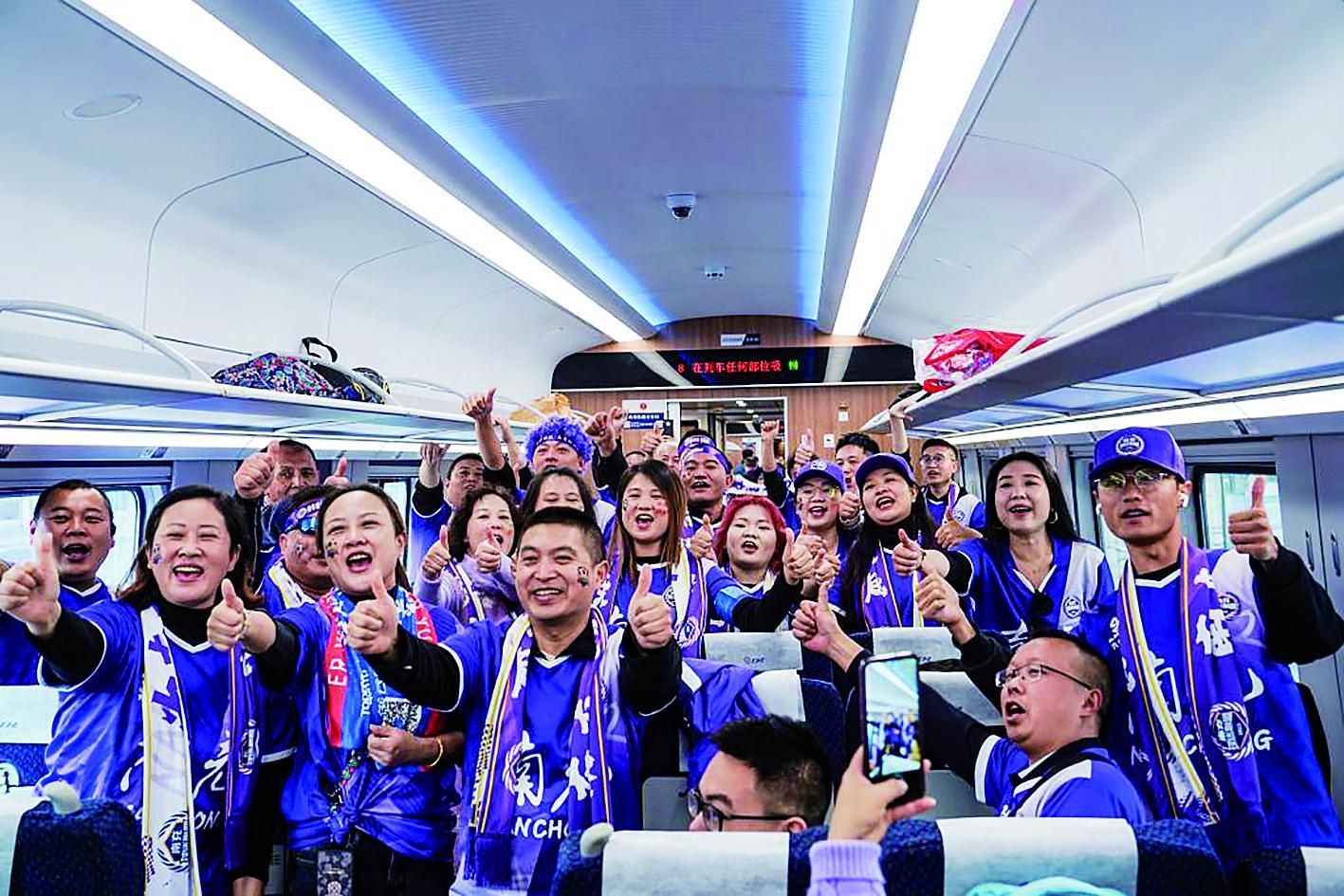“川超专列”C4074次列车载着约1200名球迷从南充奔赴达州 （中国铁路成都局集团有限公司供图）