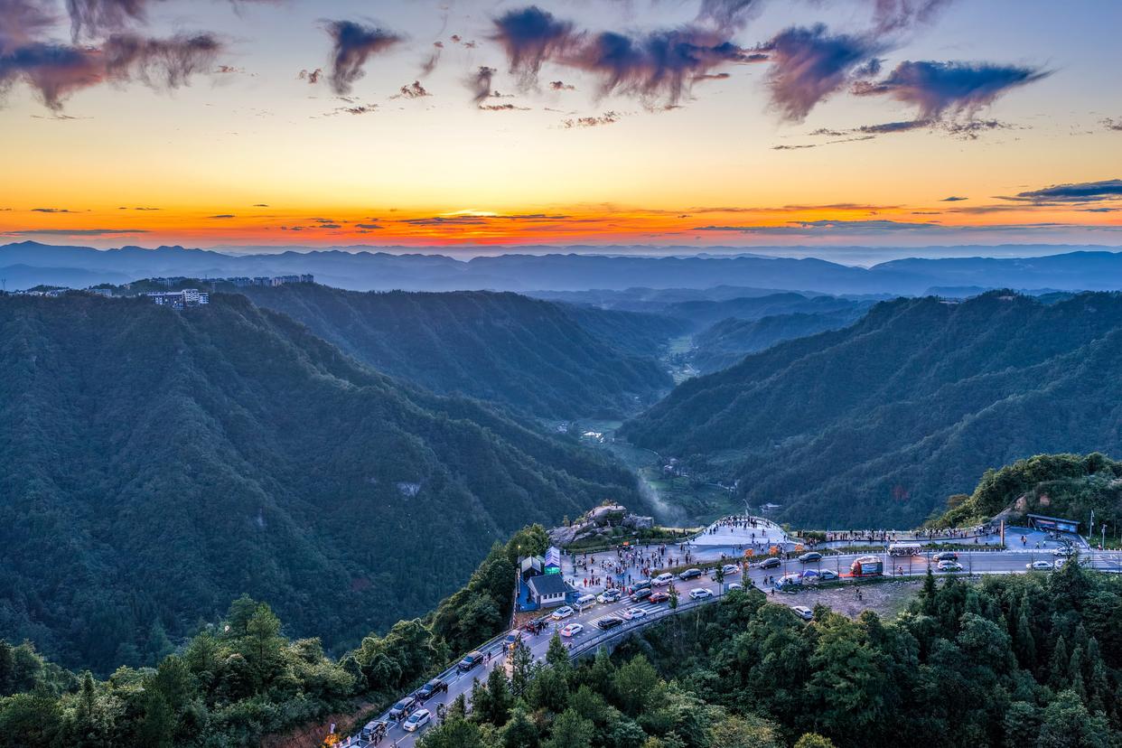 2025年8月20日,游客在重庆市石柱县黄水镇环湖路观景台欣赏晚霞景色