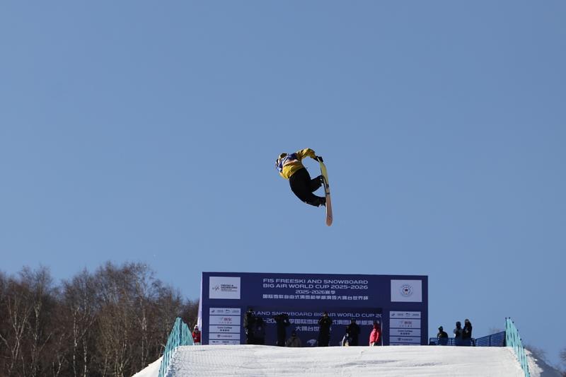 滑雪大跳台世界杯｜苏翊铭“背靠背1980”震撼夺冠 剑指米兰