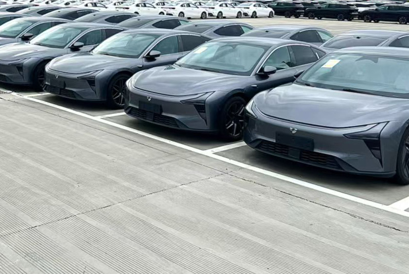 部分待售的极越汽车。受访者供图