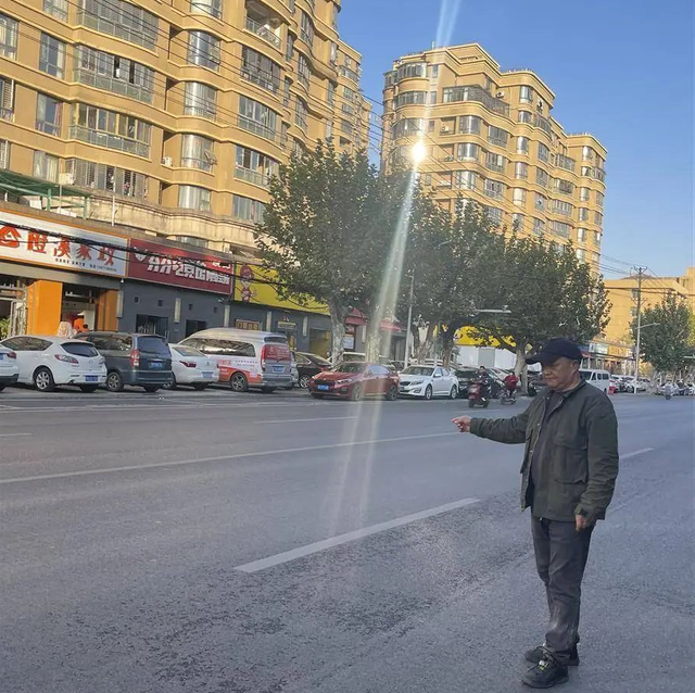 11月29日，李功高讲述事发经过。（湖北日报全媒记者 杨康 摄）