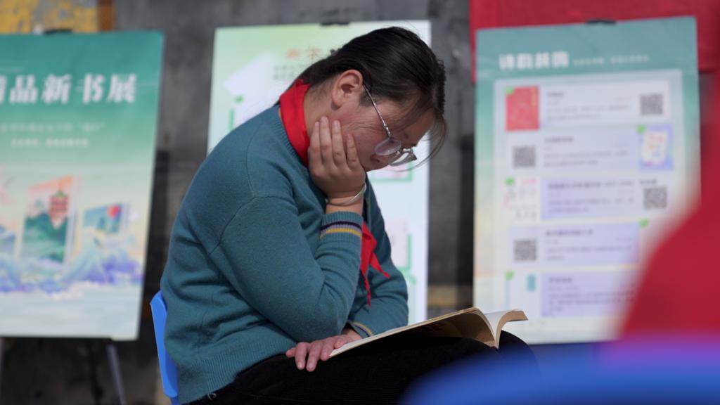 11月11日，河南许昌禹州市方山镇杏山坡小学的孩子在看书。新华社发（王永涛 摄）