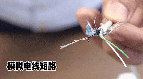 　　△消防员模拟电线短路。图源：宁波消防