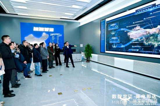 图、负责人为媒体介绍哒哒物流平台实况