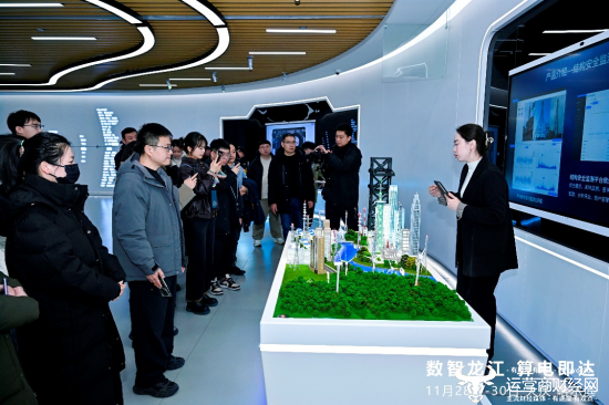 图、工作人员为媒体介绍鲲鹏生态行业应用