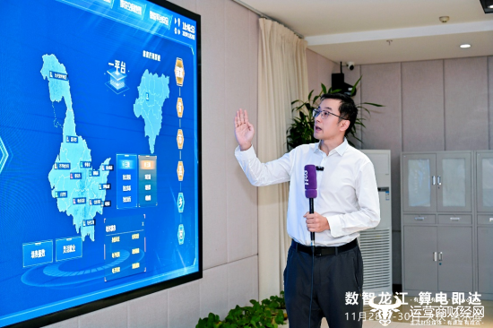 图、负责人为媒体介绍数字政府建设情况及大模型应用