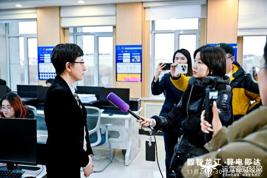 图、负责人为媒体介绍产教融合实践