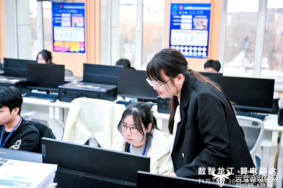 图、东方学院学生在鸿蒙教室实训