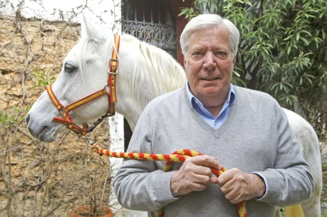 被25年好友玩弄，被骗150亿美元？82岁爱马仕继承人被曝无钱可用，去国外只能坐经济舱