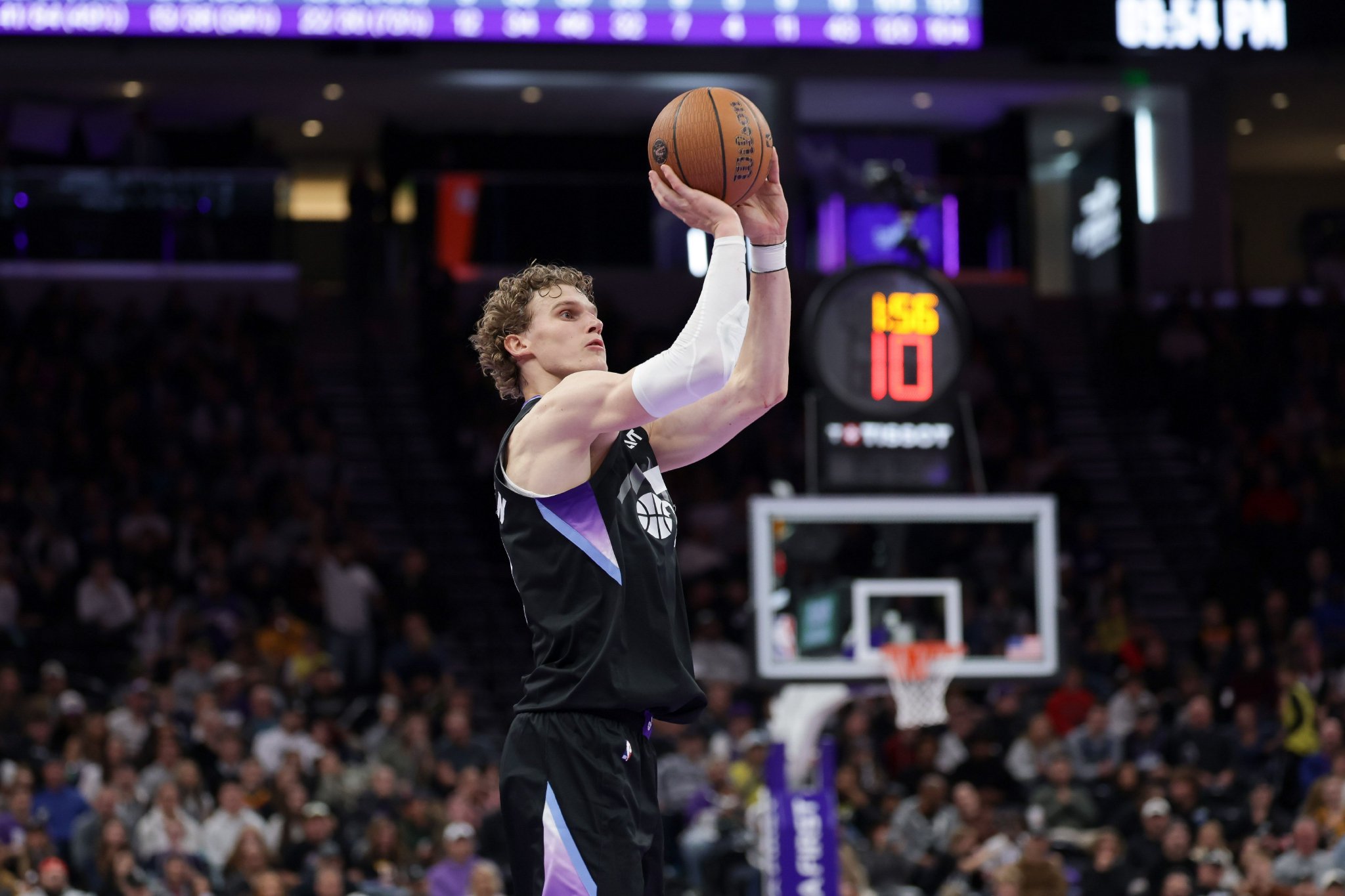 赶快找手感！马尔卡宁半场7中1&三分3中0拿到7分4板